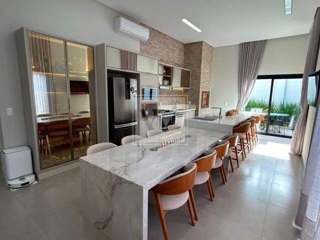 Casa com 300m² 2 quartos e 3 banheiros, à venda, no bairro Jardim Carvalho em Ponta Grossa