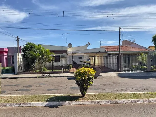 Casa com 520m² 5 quartos e 2 banheiros, à venda, no bairro Centro em Rolândia