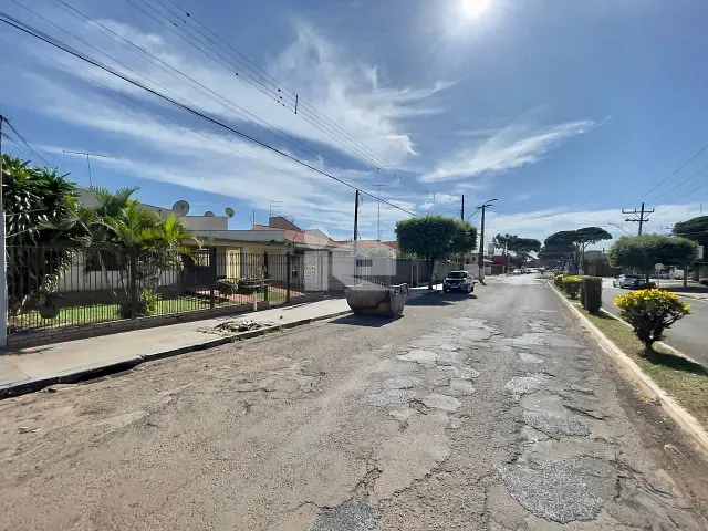 Casa com 520m² 5 quartos e 2 banheiros, à venda, no bairro Centro em Rolândia