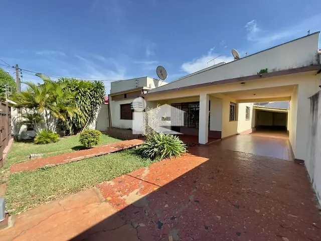 Casa com 520m² 5 quartos e 2 banheiros, à venda, no bairro Centro em Rolândia