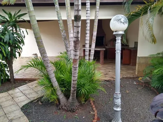 Casa com 400m² 4 quartos e 4 banheiros, à venda ou para alugar, no bairro Iguaçu em Londrina