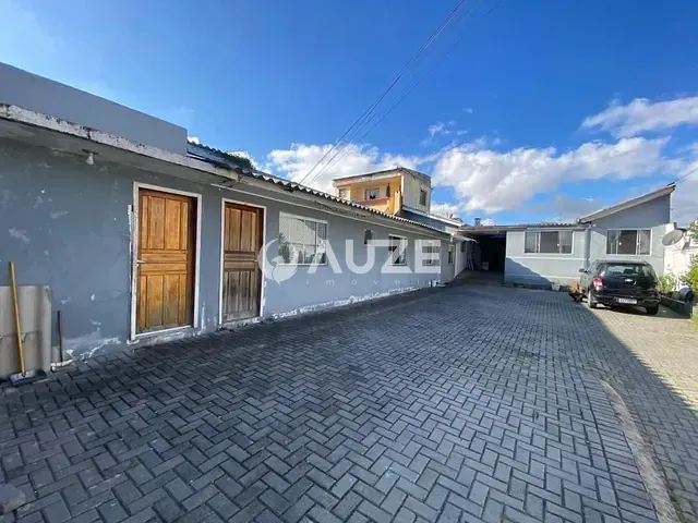 Casa com 200m² 6 quartos e 6 banheiros, à venda, no bairro Pinheirinho em Curitiba