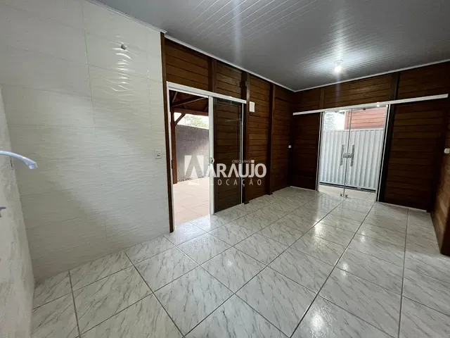 Casa com 90m² 2 quartos e 1 banheiro, para alugar, no bairro Espinheiros em Itajaí