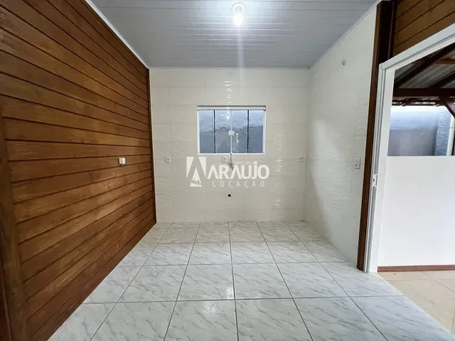 Casa com 90m² 2 quartos e 1 banheiro, para alugar, no bairro Espinheiros em Itajaí