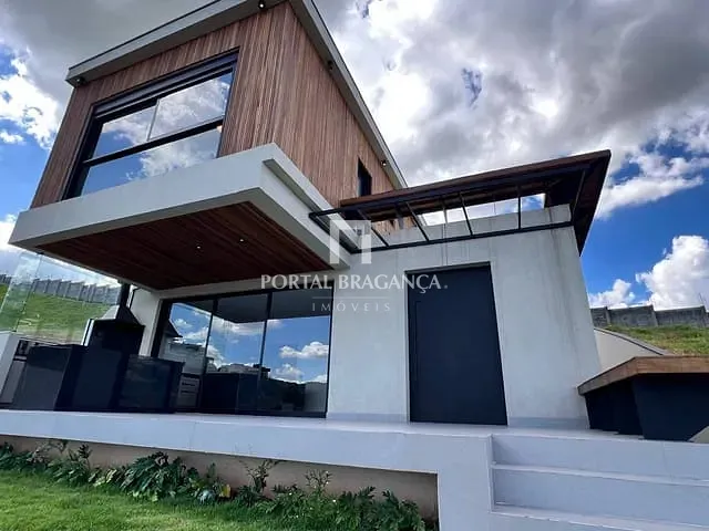 Casa com 560m² 4 quartos e 5 banheiros, à venda, no bairro Condomínio Vale das Águas em Bragança Paulista