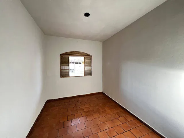 Casa 3 quartos e 1 banheiro, para alugar, no bairro Santa Cecília em Pouso Alegre