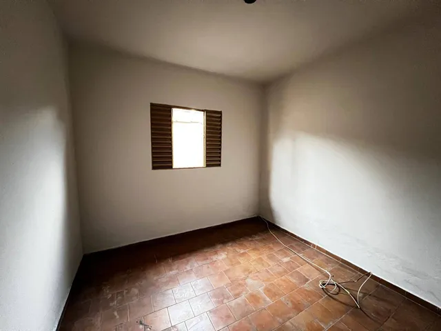 Casa 3 quartos e 1 banheiro, para alugar, no bairro Santa Cecília em Pouso Alegre
