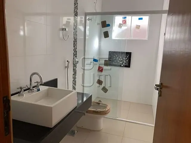 Casa com 420m² 4 quartos e 4 banheiros, à venda, no bairro Santa Mônica em Londrina