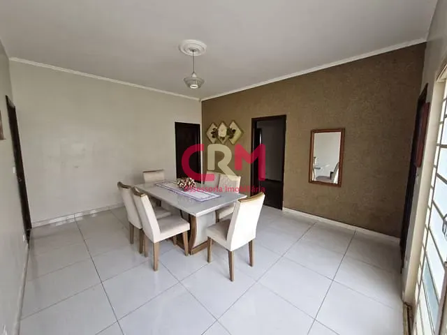 Casa com 420m² 3 quartos e 4 banheiros, à venda, no bairro Centro em Taquaritinga