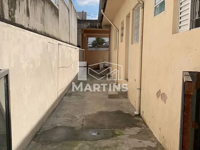 Casa com 280m² 3 quartos e 2 banheiros, à venda ou para alugar, no bairro Parque Pinheiros em Taboão da Serra