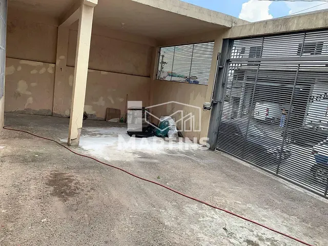 Casa com 280m² 3 quartos e 2 banheiros, à venda ou para alugar, no bairro Parque Pinheiros em Taboão da Serra