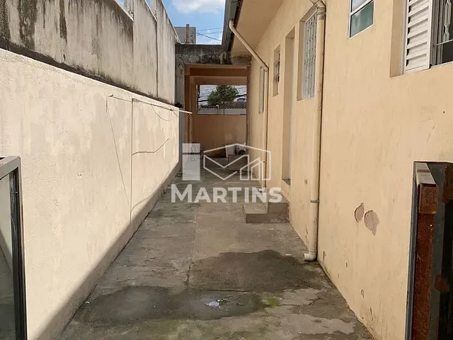 Casa com 280m² 3 quartos e 2 banheiros, à venda ou para alugar, no bairro Parque Pinheiros em Taboão da Serra