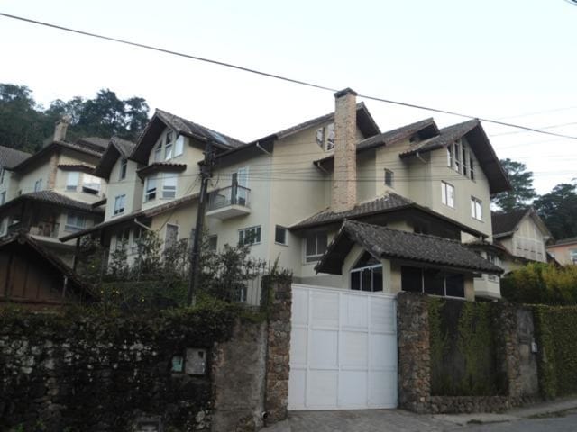 Casa 5 quartos e 1 banheiro, à venda, no bairro INDEPENDENCIA em Petrópolis