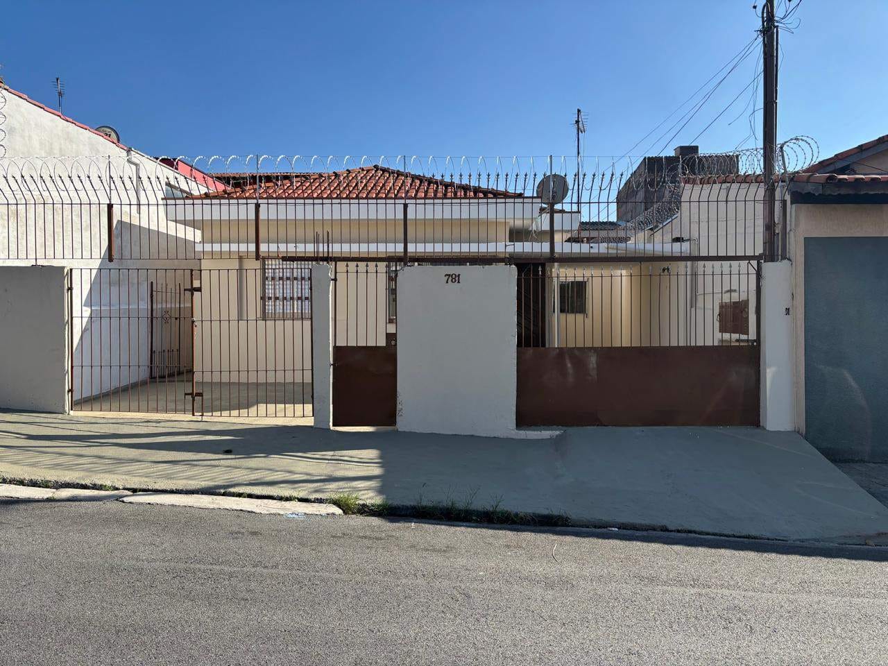 CASA COM EDÍCULA À VENDA