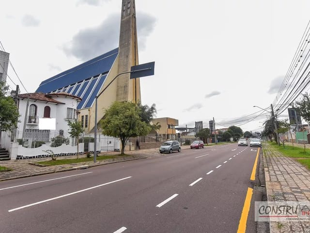 Casa com 505m² 4 quartos e 3 banheiros, à venda, no bairro Rebouças em Curitiba