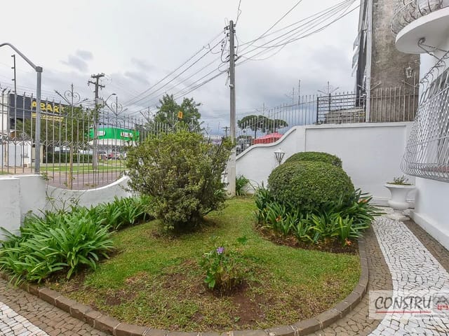Casa com 505m² 4 quartos e 3 banheiros, à venda, no bairro Rebouças em Curitiba