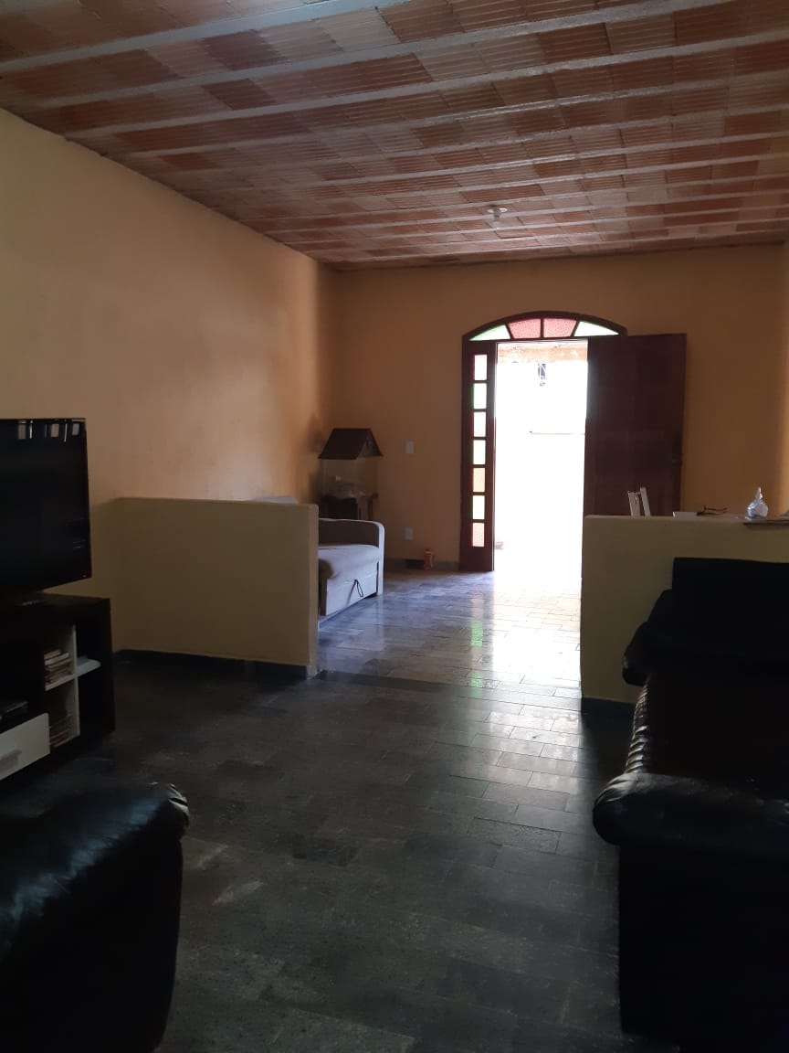 Casa à venda, de 3 quartos, 1 suíte, 2 vagas, no melhor ponto do bairro Heliópolis, Belo Horizonte, MG - Imóvel grande e bem ventilado. miniatura 9