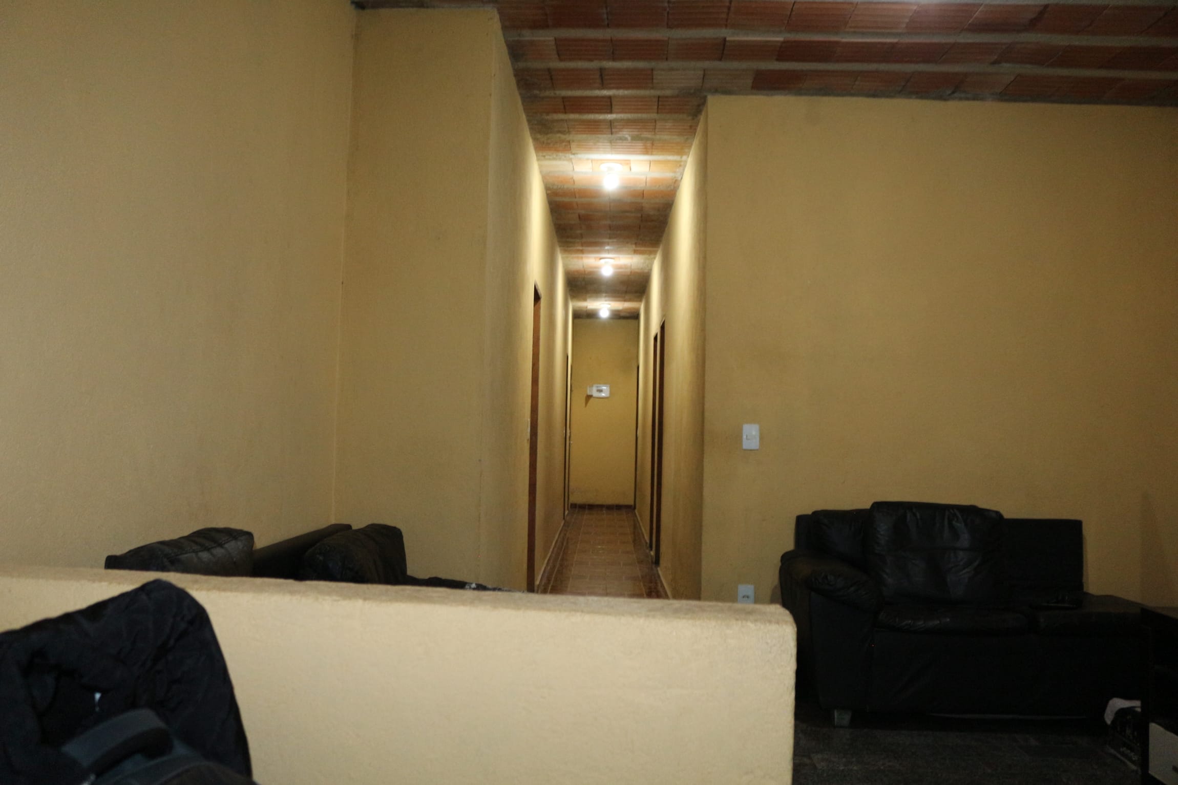 Casa à venda, de 3 quartos, 1 suíte, 2 vagas, no melhor ponto do bairro Heliópolis, Belo Horizonte, MG - Imóvel grande e bem ventilado. miniatura 21