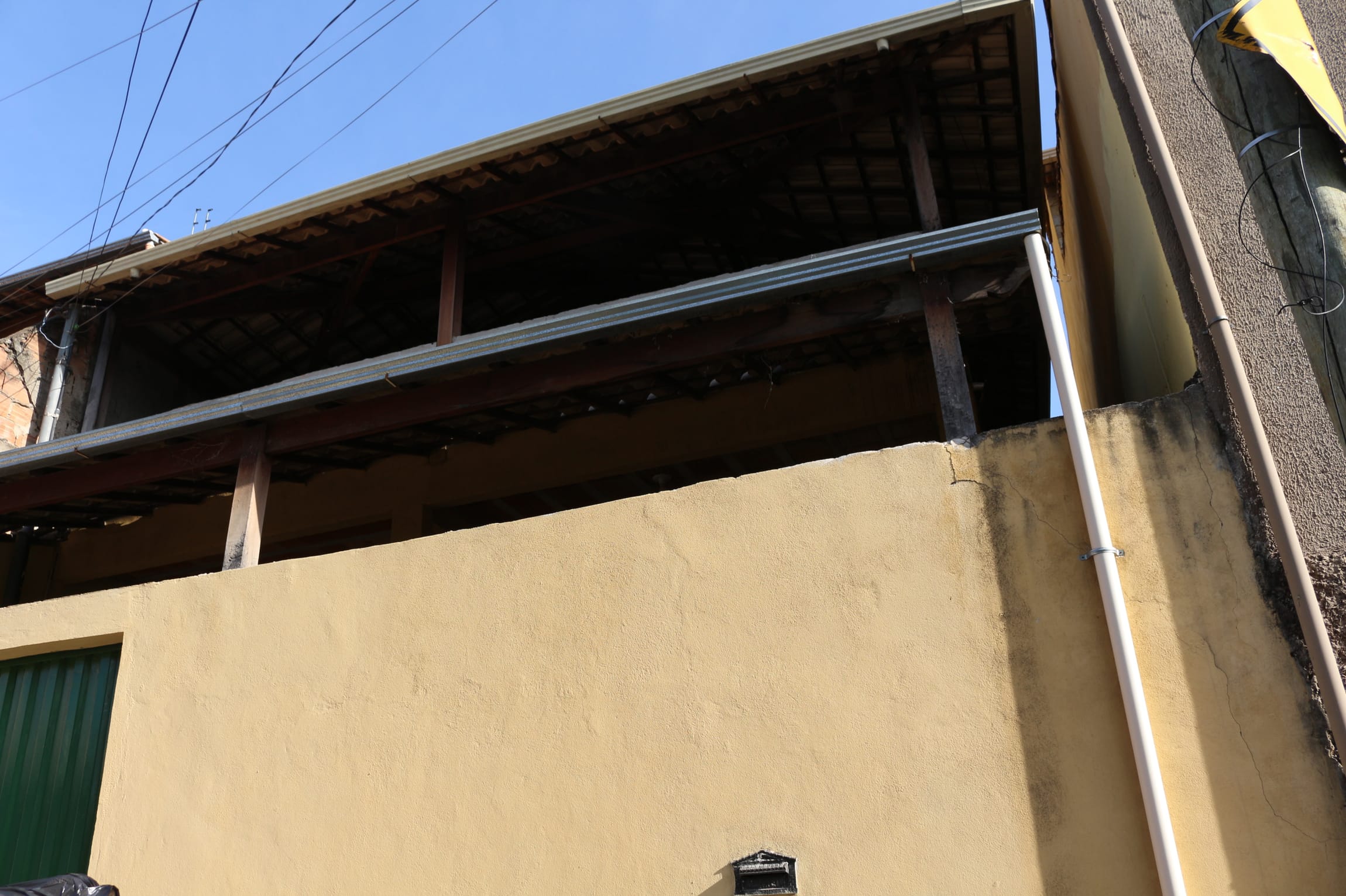 Casa à venda, de 3 quartos, 1 suíte, 2 vagas, no melhor ponto do bairro Heliópolis, Belo Horizonte, MG - Imóvel grande e bem ventilado. miniatura 28