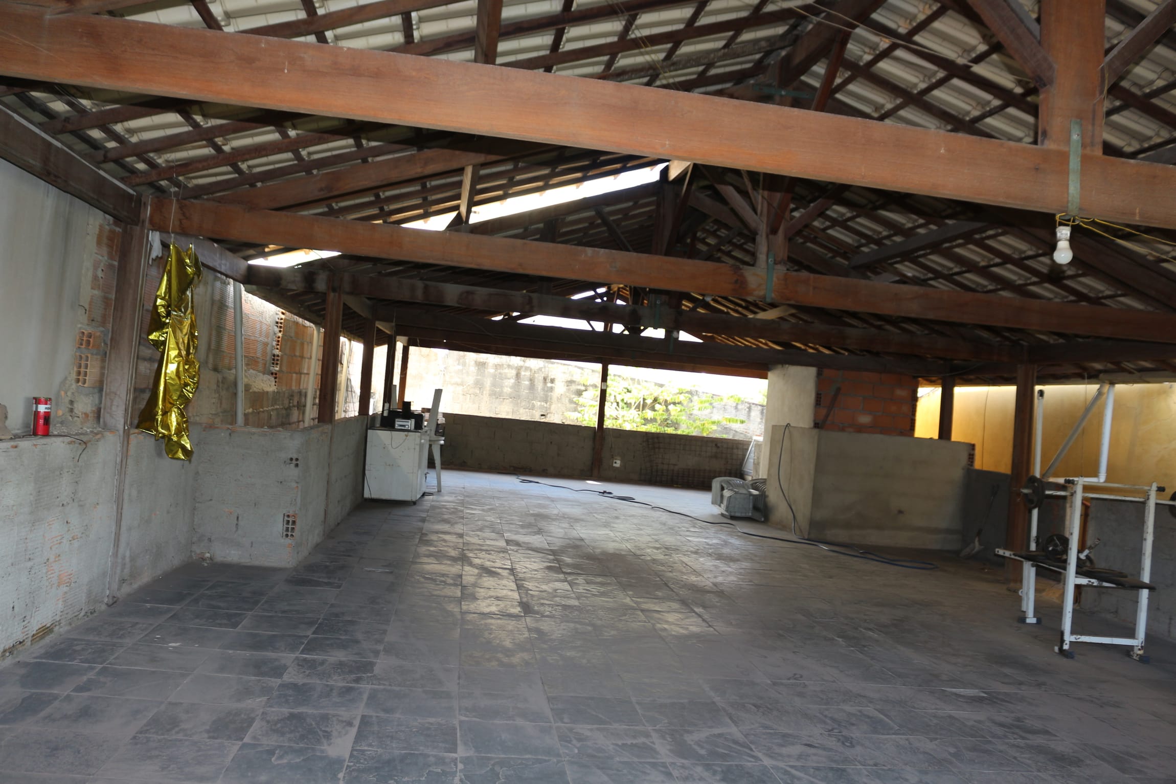 Casa à venda, de 3 quartos, 1 suíte, 2 vagas, no melhor ponto do bairro Heliópolis, Belo Horizonte, MG - Imóvel grande e bem ventilado. miniatura 31