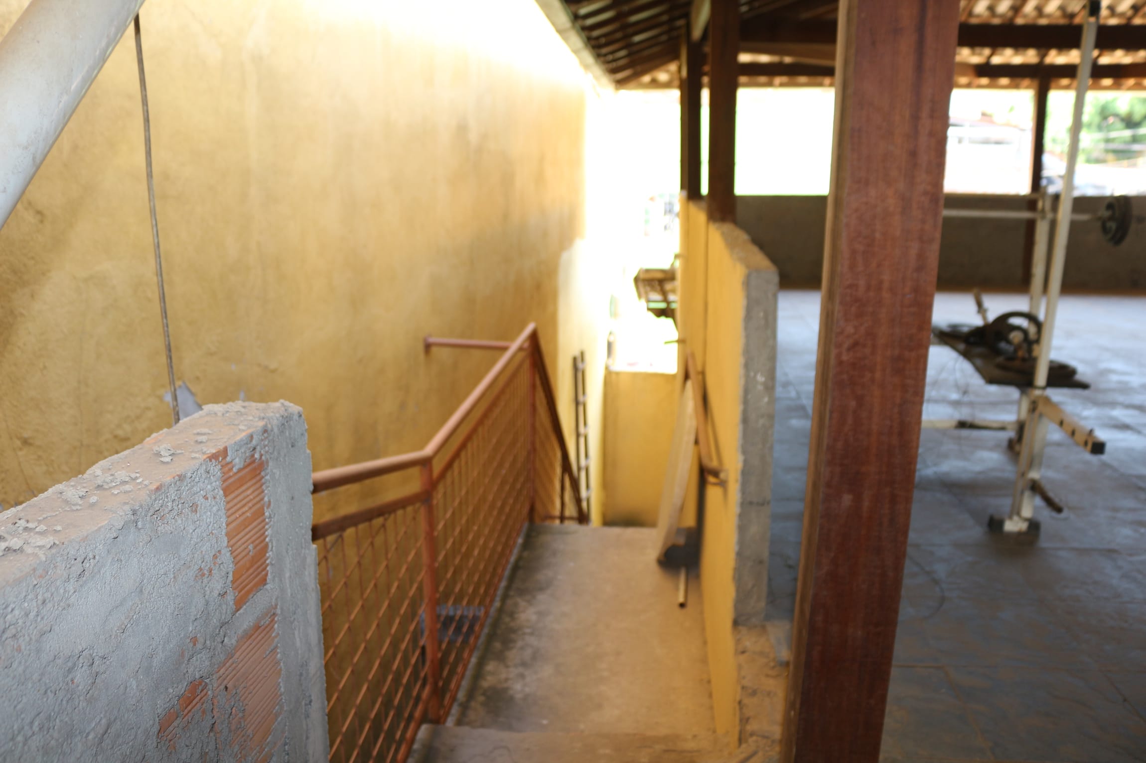 Casa à venda, de 3 quartos, 1 suíte, 2 vagas, no melhor ponto do bairro Heliópolis, Belo Horizonte, MG - Imóvel grande e bem ventilado. miniatura 20