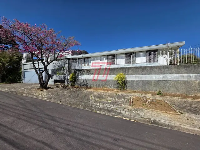 Casa com 480m² 4 quartos e 4 banheiros, à venda, no bairro São Lourenço em Curitiba