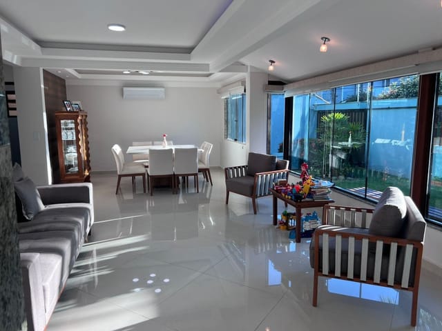 Casa com 300m² 3 quartos e 5 banheiros, à venda, no bairro Lagoa em Macaé