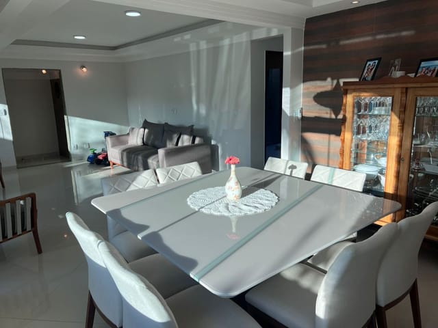 Casa com 300m² 3 quartos e 5 banheiros, à venda, no bairro Lagoa em Macaé