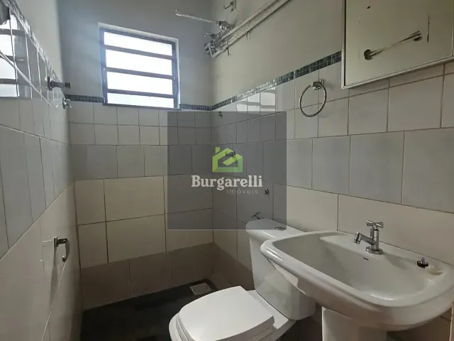 Casa 3 quartos e 3 banheiros, para alugar, no bairro Centro em Lavras