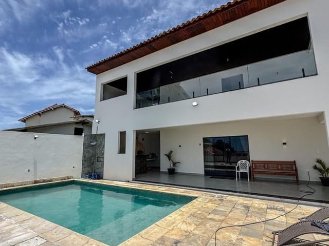Casa com 300m² 8 quartos e 6 banheiros, para alugar, no bairro Imbetiba em Macaé