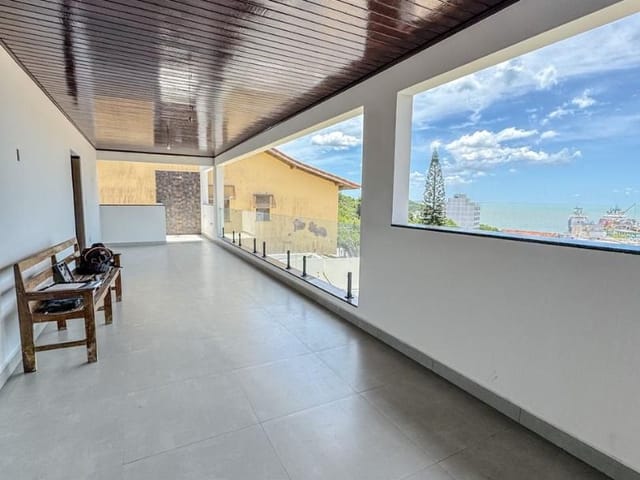 Casa com 300m² 8 quartos e 6 banheiros, para alugar, no bairro Imbetiba em Macaé