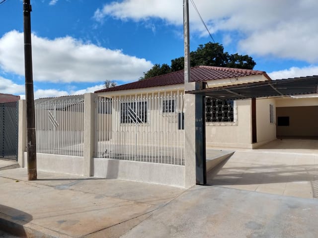 Casa á venda com 2 dormitórios, sendo uma suíte, churrasqueira.