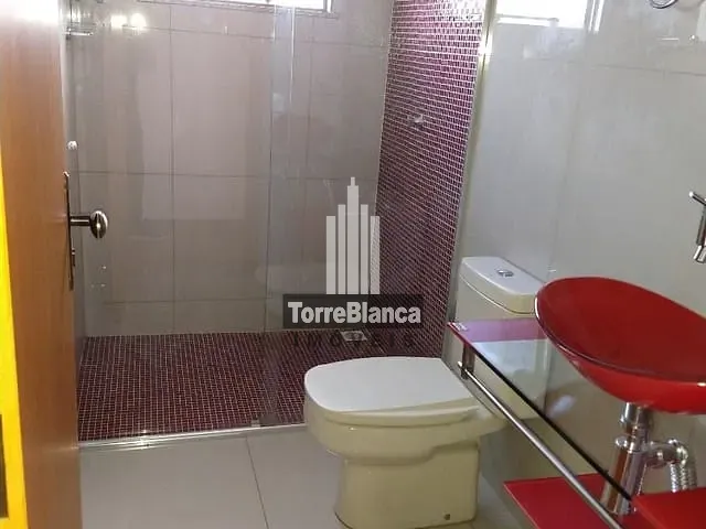 Casa com 686m² 2 quartos e 3 banheiros, à venda, no bairro Uvaranas em Ponta Grossa