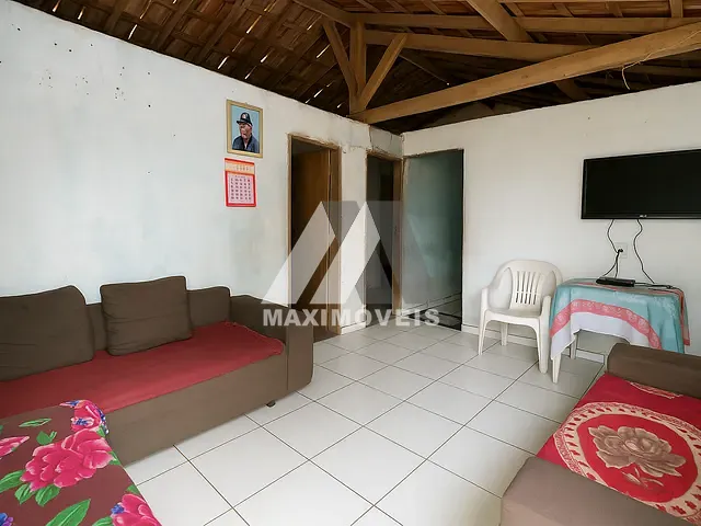 Casa com 240m² 4 quartos e 1 banheiro, à venda, no bairro Santa Tereza em Araçuaí