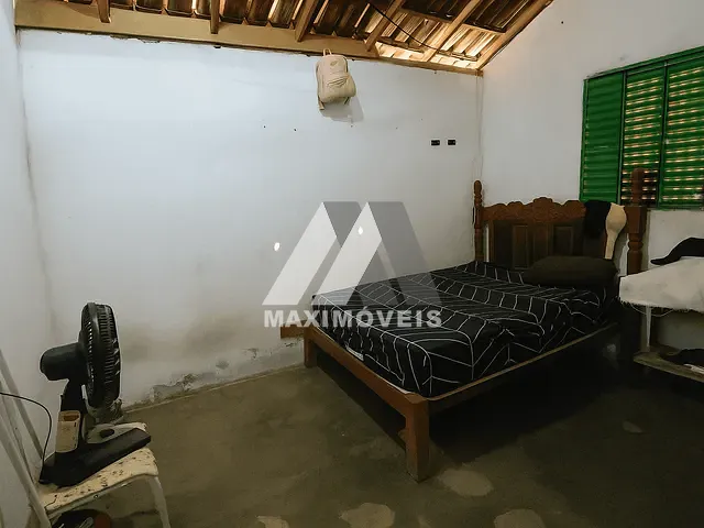 Casa com 240m² 4 quartos e 1 banheiro, à venda, no bairro Santa Tereza em Araçuaí