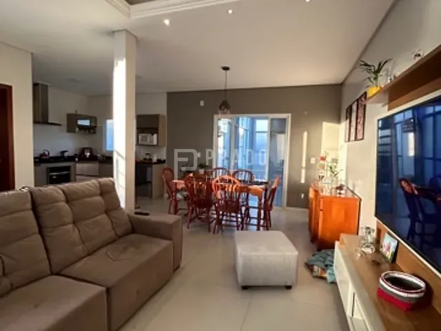 Casa 3 quartos e 3 banheiros, à venda, no bairro Laranjal em Pelotas