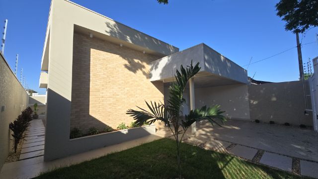 Casa 3 quartos e 3 banheiros, à venda, no bairro Jardim Monte Carlo em Maringá