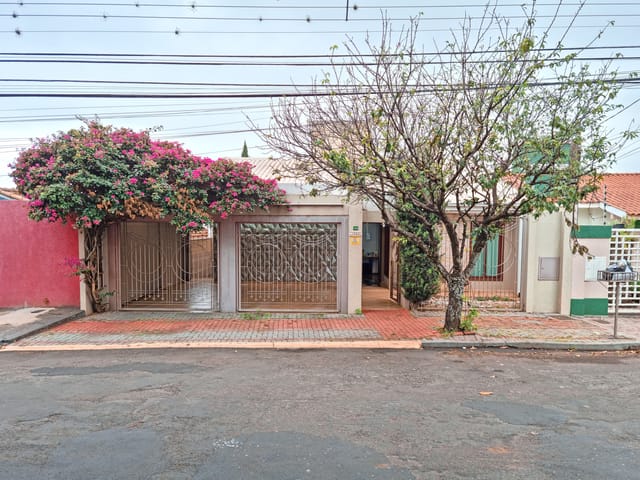 Foto do Casa - Ampla Casa com Piscina À Venda no Centro de Apucarana - J.Mareze Imóveis | J. Mareze Imóveis Ltda