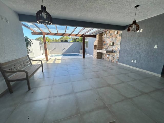 Casa com 300m² 5 quartos e 5 banheiros, à venda ou para alugar, no bairro Vale dos Cristais em Macaé