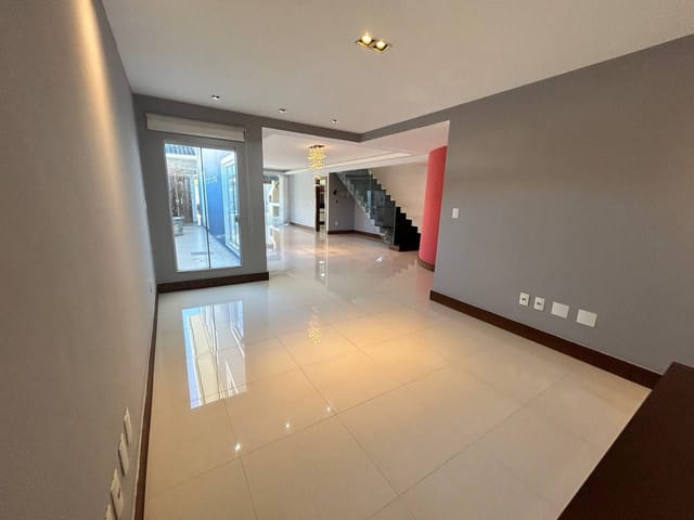 Casa com 300m² 5 quartos e 5 banheiros, à venda ou para alugar, no bairro Vale dos Cristais em Macaé