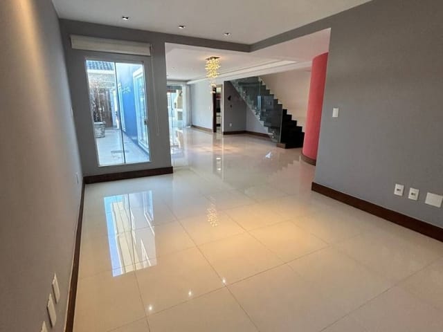 Casa com 300m² 5 quartos e 5 banheiros, à venda ou para alugar, no bairro Vale dos Cristais em Macaé