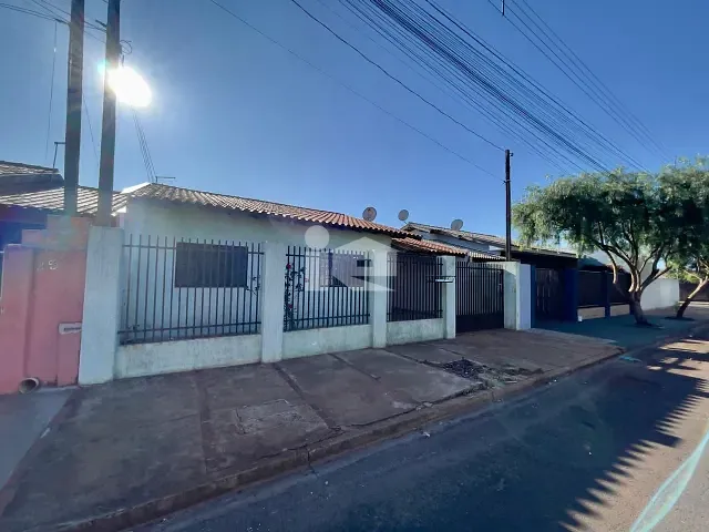 Casa com 250m² 3 quartos e 2 banheiros, à venda, no bairro Conjunto Habitacional Santiago em Rolândia