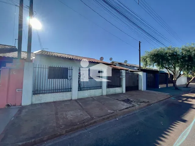 Casa com 250m² 3 quartos e 2 banheiros, à venda, no bairro Conjunto Habitacional Santiago em Rolândia