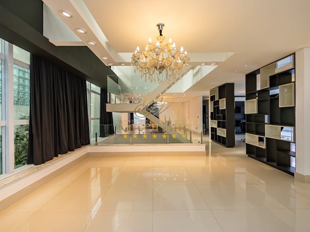Casa com 870m² 4 quartos e 6 banheiros, à venda, no bairro Jardim Social em Curitiba