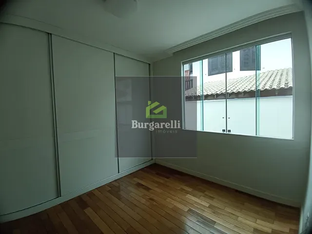 Casa 5 quartos e 6 banheiros, para alugar, no bairro Condomínio Stone Village em Lavras