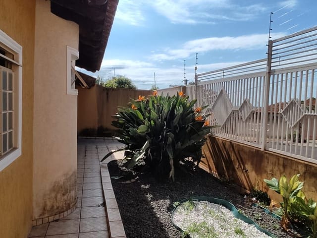 Casa com 300m² 3 quartos e 4 banheiros, para alugar, no bairro Conjunto Habitacional Cristal em Cambé