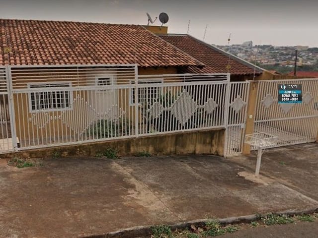 Casa com 300m² 3 quartos e 4 banheiros, para alugar, no bairro Conjunto Habitacional Cristal em Cambé