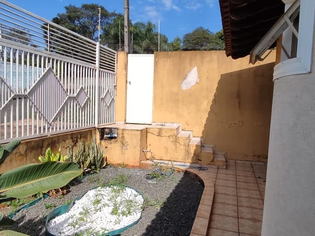 Casa com 300m² 3 quartos e 4 banheiros, para alugar, no bairro Conjunto Habitacional Cristal em Cambé