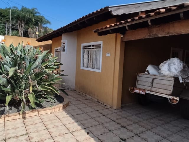 Casa com 300m² 3 quartos e 4 banheiros, para alugar, no bairro Conjunto Habitacional Cristal em Cambé