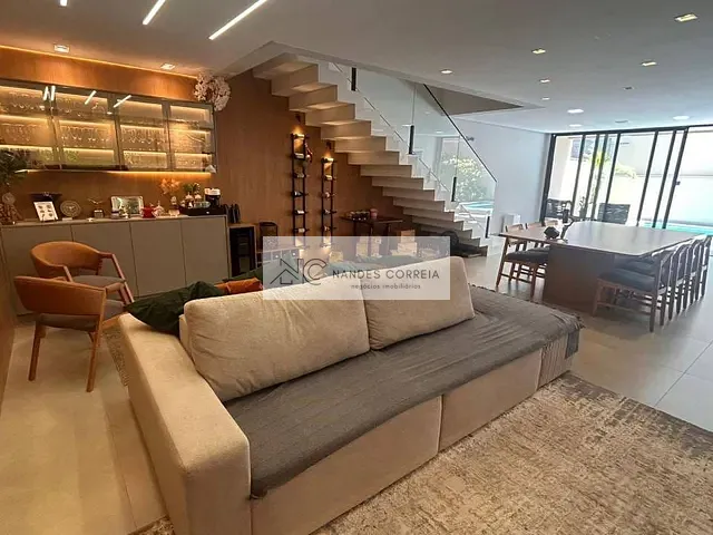 Casa 3 quartos e 4 banheiros, à venda, no bairro Universitário em Londrina